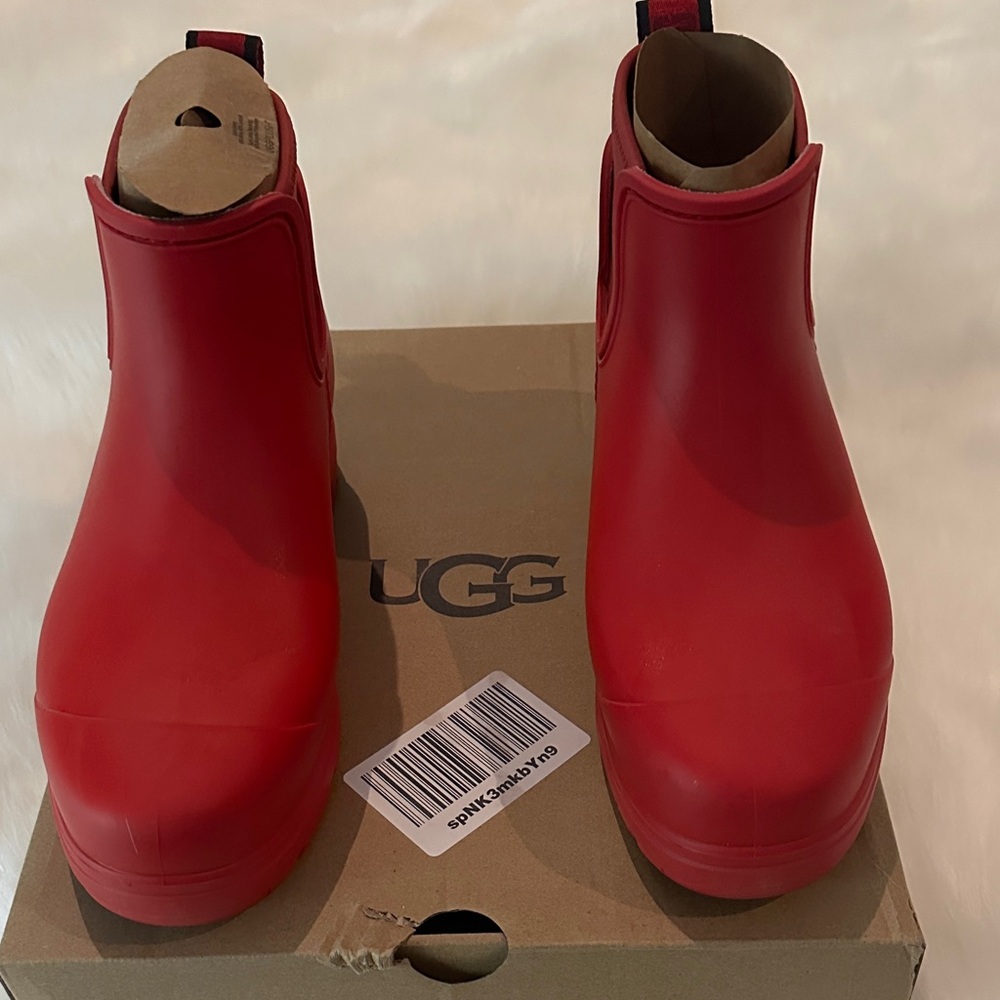 NWT UGG Women's Bold Red Winter Droplet Boots